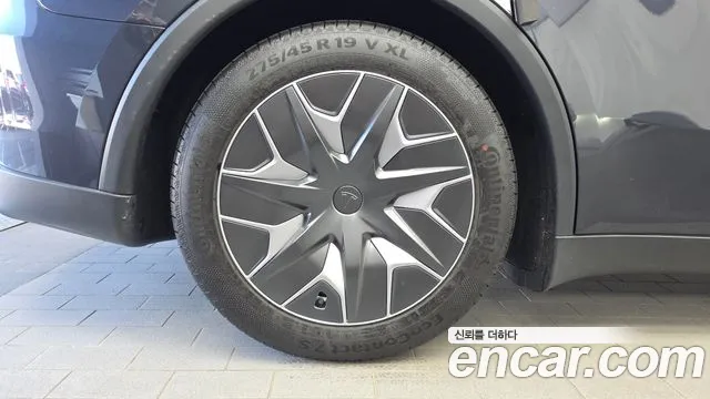 Tesla Model Y — Фото автомобиля 5