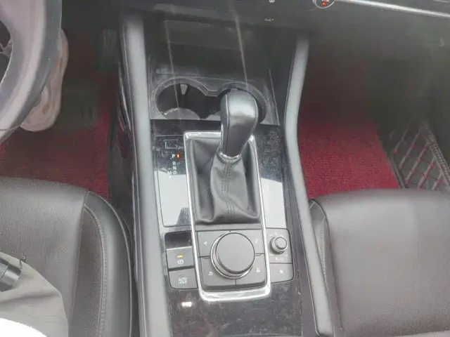 Mazda Axela — Фото автомобиля 16