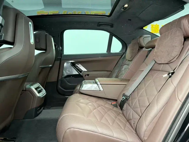 BMW 7 Series — Фото автомобиля 15
