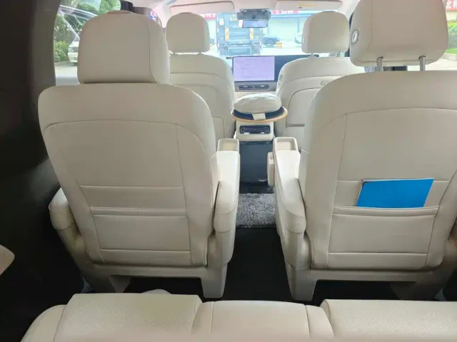 Li Auto MEGA — Фото автомобиля 11