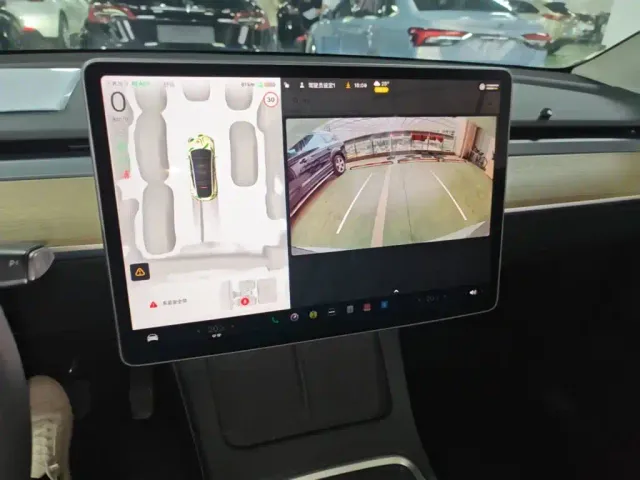 Tesla Model Y — Фото автомобиля 12