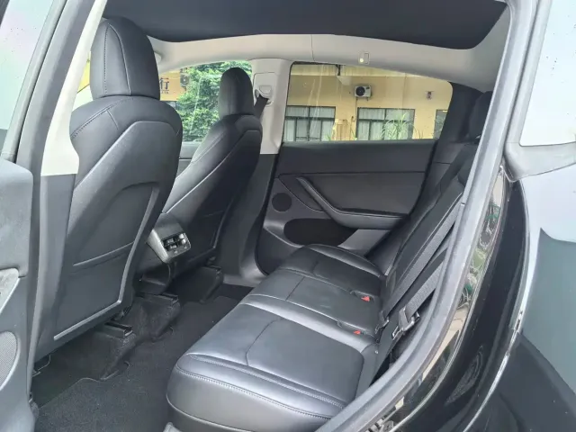 Tesla Model Y — Фото автомобиля 9