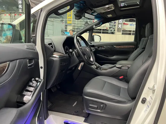 Toyota Alphard — Фото автомобиля 3