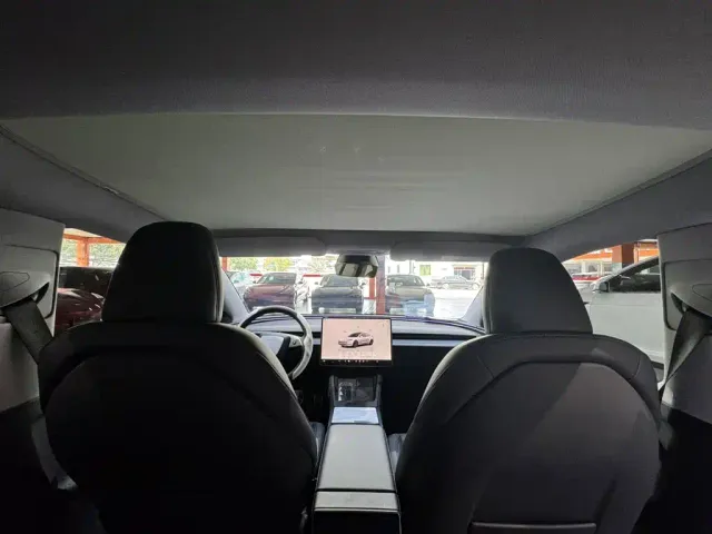 Tesla Model 3 — Фото автомобиля 16