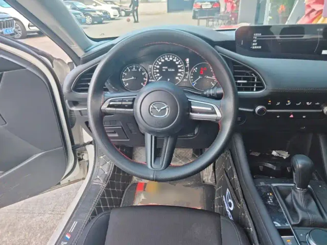 Mazda Axela — Фото автомобиля 10