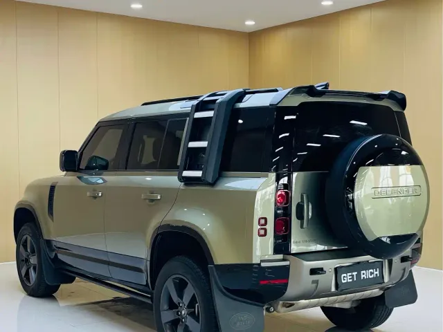 Land Rover Defender — Фото автомобиля 7