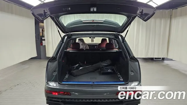 Audi SQ7 — Фото автомобиля 16