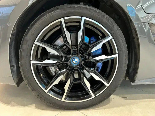 BMW i4 — Фото автомобиля 9