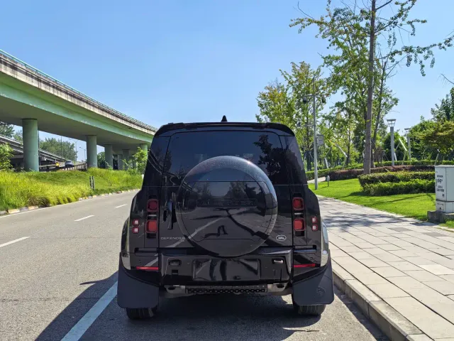 Land Rover Defender — Фото автомобиля 13