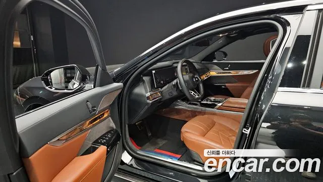 BMW 7 Series G70 — Фото автомобиля 10