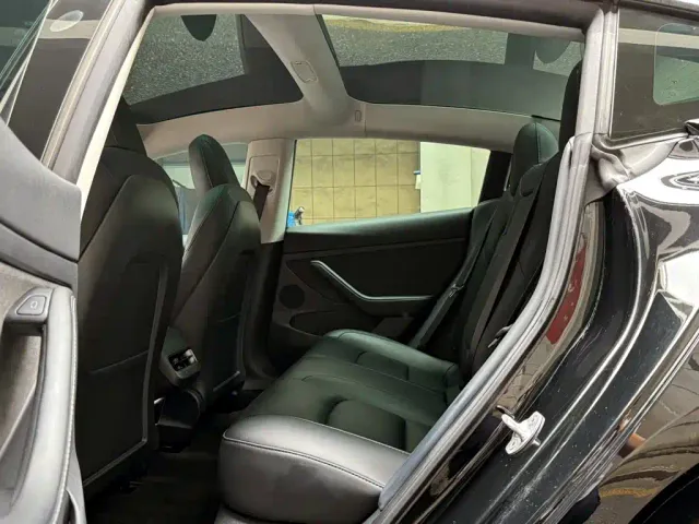 Tesla Model 3 — Фото автомобиля 10