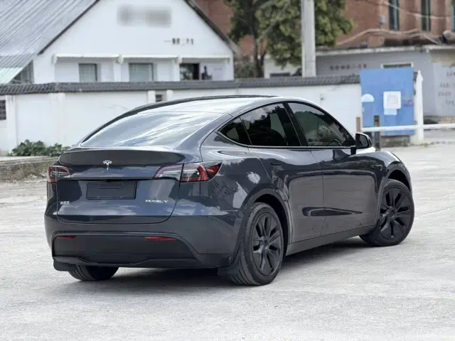 Tesla Model Y — Фото автомобиля 6