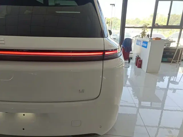 Li Auto L8 — Фото автомобиля 7