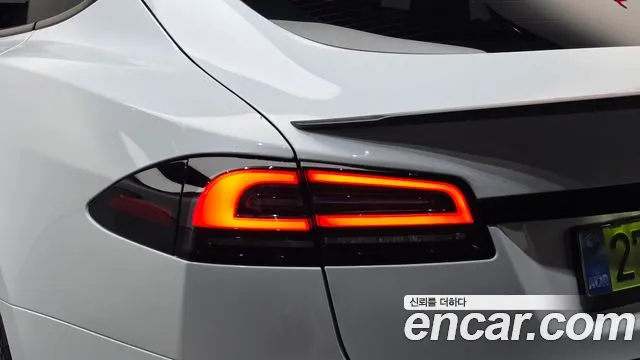 Tesla Model S — Фото автомобиля 23