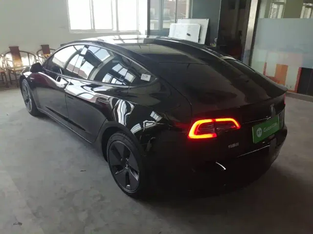Tesla Model 3 — Фото автомобиля 4