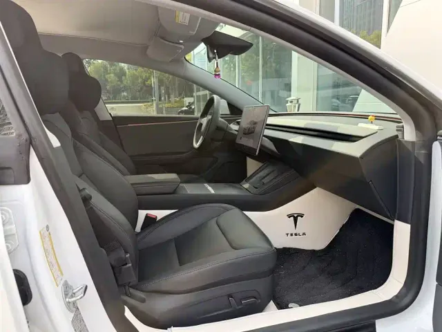 Tesla Model 3 — Фото автомобиля 8