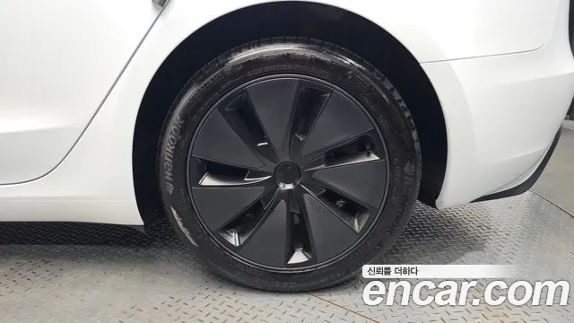 Tesla Model 3 — Фото автомобиля 6