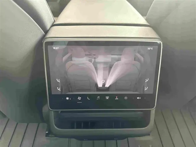 Tesla Model 3 — Фото автомобиля 17