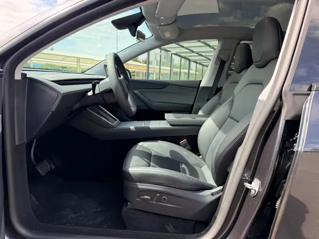 Tesla Model Y — Фото автомобиля 4