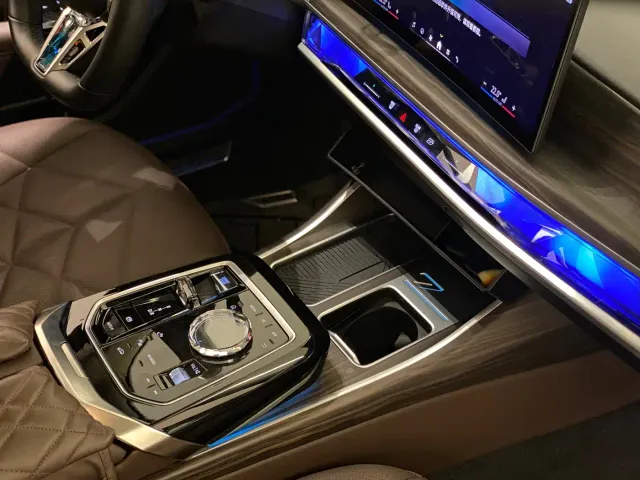 BMW i7 — Фото автомобиля 16