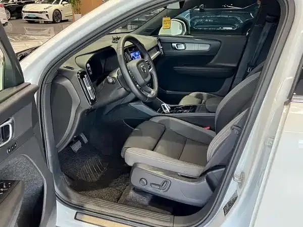 Volvo XC40 — Фото автомобиля 8