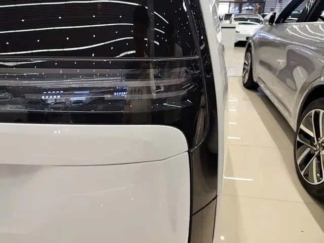 Li Auto MEGA — Фото автомобиля 7