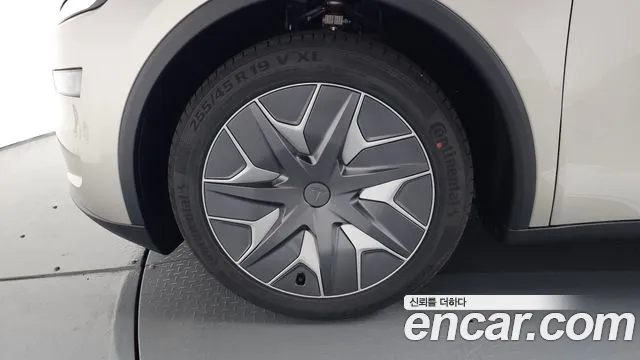 Tesla Model Y — Фото автомобиля 5