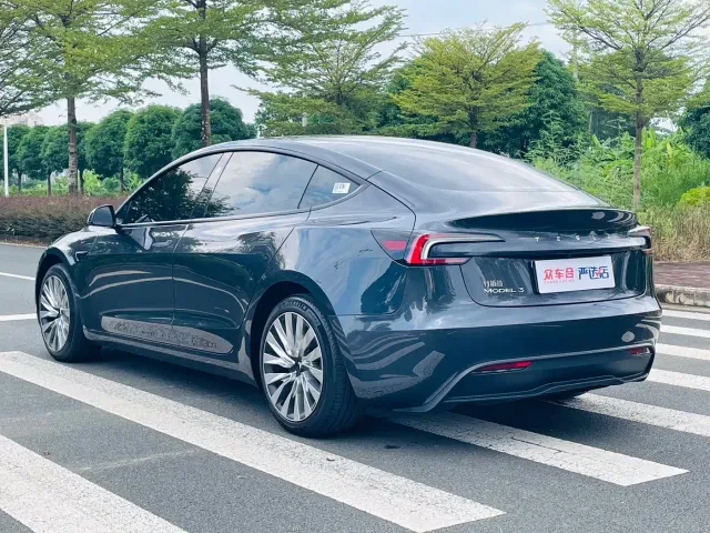 Tesla Model 3 — Фото автомобиля 7