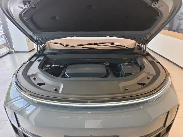 Li Auto L8 — Фото автомобиля 5
