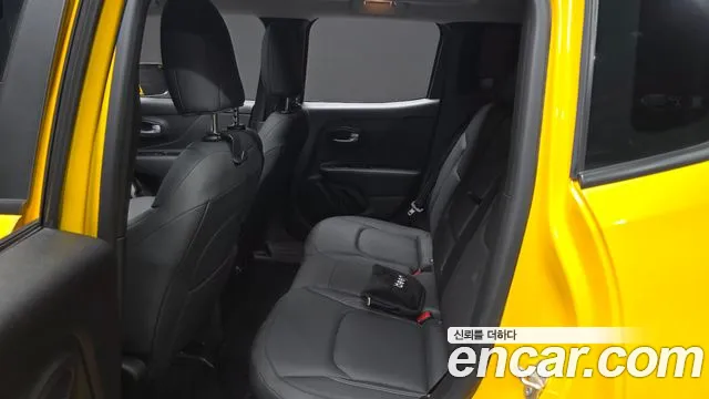 Jeep Renegade — Фото автомобиля 16