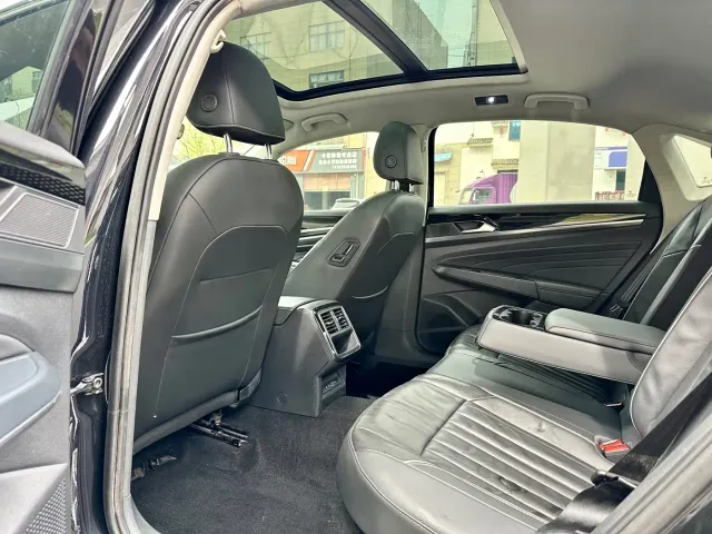 Volkswagen Passat — Фото автомобиля 10