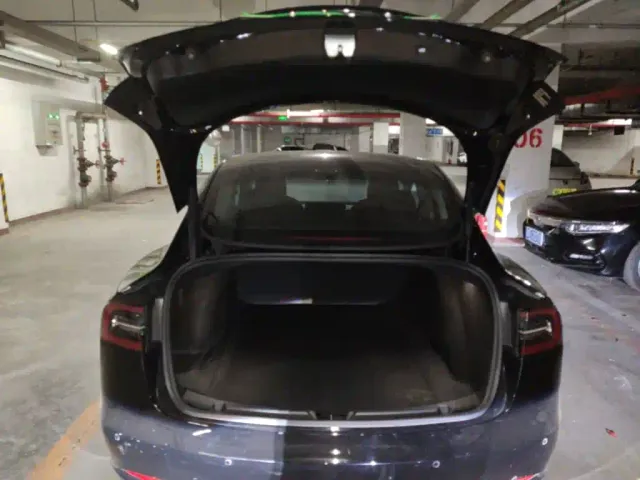 Tesla Model 3 — Фото автомобиля 18
