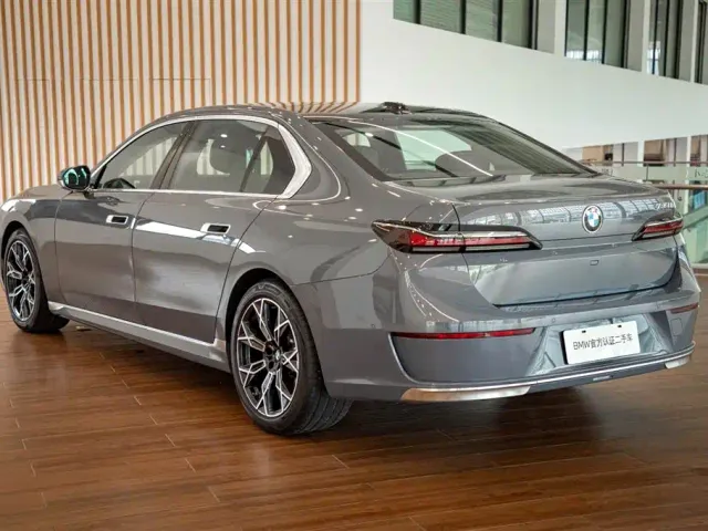 BMW 7 Series — Фото автомобиля 8