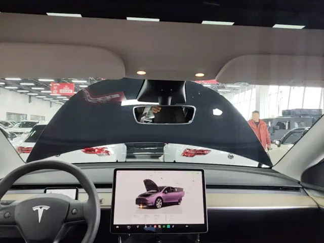 Tesla Model Y — Фото автомобиля 17