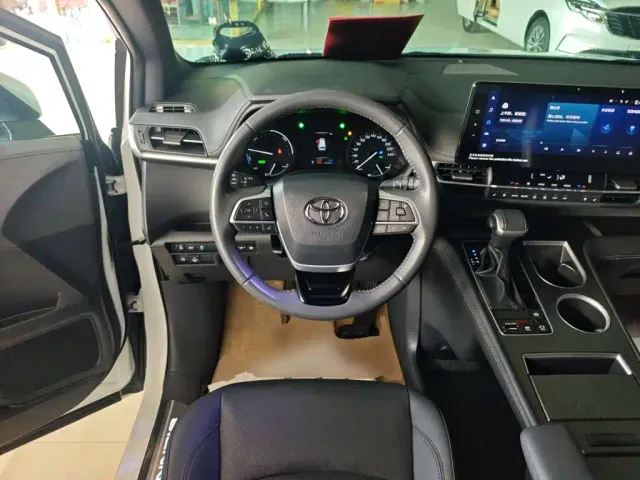 Toyota Sienna — Фото автомобиля 6