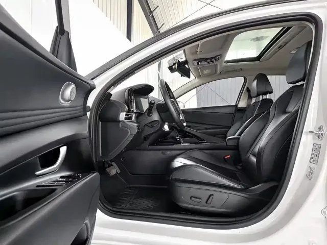 Hyundai Elantra — Фото автомобиля 12