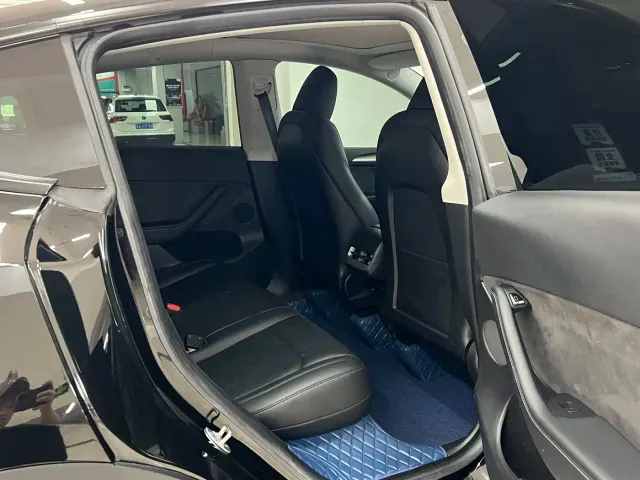 Tesla Model Y — Фото автомобиля 12