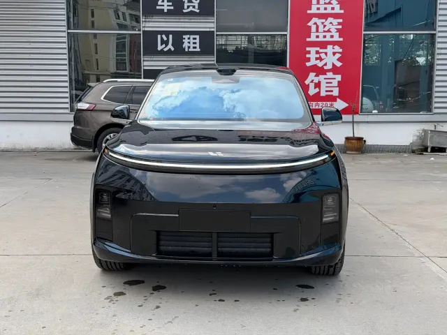 Li Auto L8 — Фото автомобиля 2