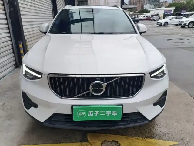 Volvo XC40 — Фото автомобиля 2