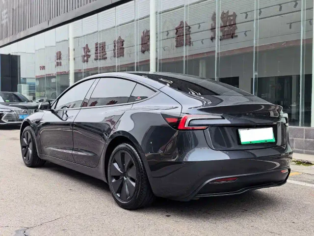 Tesla Model 3 — Фото автомобиля 13