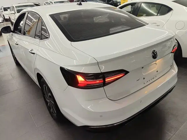 Volkswagen Lavida — Фото автомобиля 4