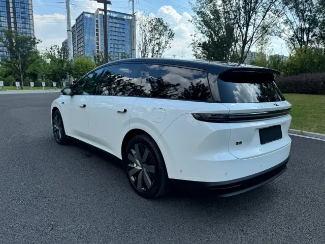 Li Auto i8 — Фото автомобиля 5
