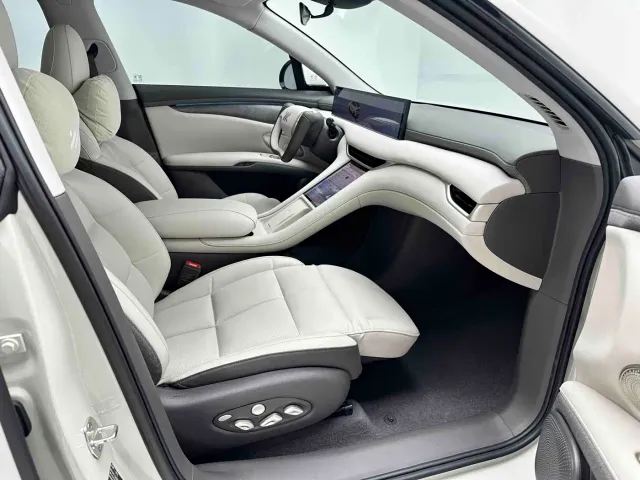 IM Motors LS6 — Фото автомобиля 15