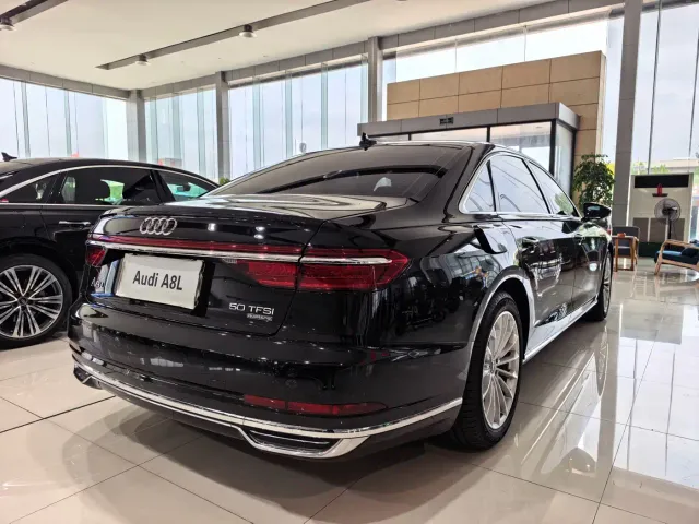 Audi Audi A8 2022 A8L 50 TFSI quattro Comfort Collector's Edition — Фото автомобиля 3