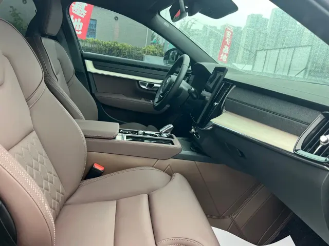 Volvo S90 — Фото автомобиля 4