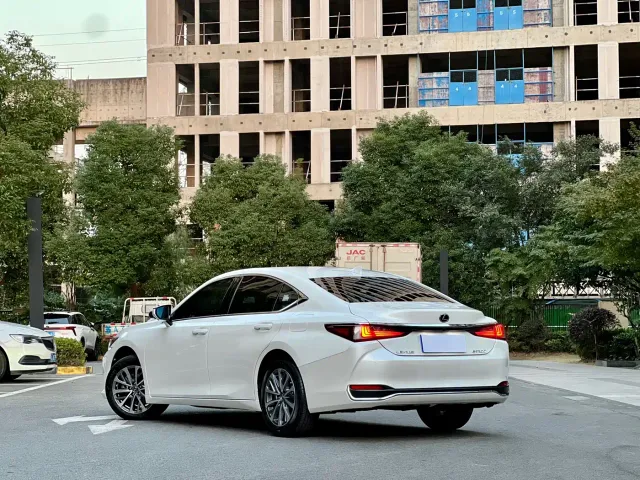 Lexus ES — Фото автомобиля 21
