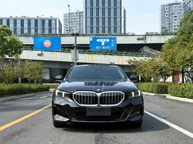 BMW 5 Series — Фото автомобиля 2
