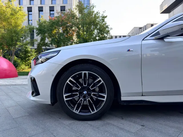 BMW 5 Series — Фото автомобиля 4