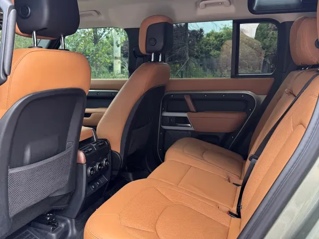 Land Rover Defender — Фото автомобиля 10
