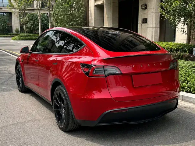 Tesla Model Y — Фото автомобиля 4